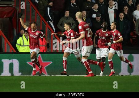 Il Bobby Reid di Bristol City celebra il suo primo gol ai lati del gioco Foto Stock