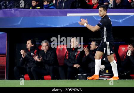 Manchester United manager Jose Mourinho (secondo da sinistra) guarda il gioco da un lato Foto Stock