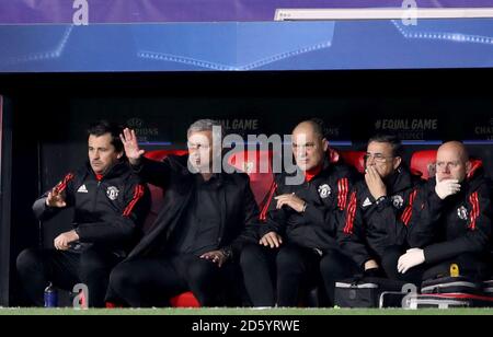 Manchester United manager Jose Mourinho (secondo da sinistra) gesti sulla linea di contatto Foto Stock