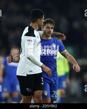 Curtis Davies (a sinistra) della contea di Derby saluta Gaetano Berardi di Leeds United dopo il fischio finale Foto Stock