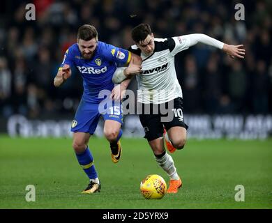 Leeds United's Stuart Dallas (a sinistra) e Tom Lawrence della contea di Derby combatti per la palla Foto Stock