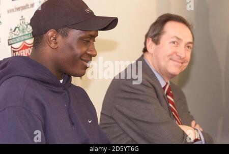 La nuova firma di Liverpool Emile Heskey (l) e il manager Gerard Houllier (r) durante la conferenza stampa di oggi al campo di formazione di Liverpool Foto Stock