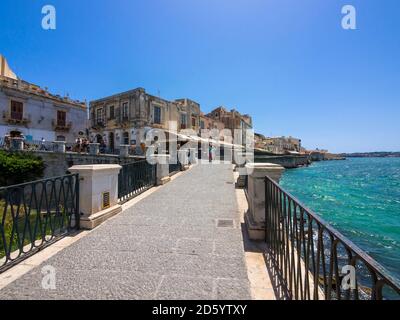 L'Italia, sicilia, Siracusa, ristoranti sul lungomare della città vecchia Foto Stock