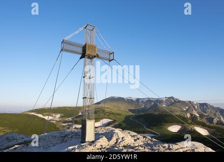 Bassa Austria, Vienna Alpi, vertice di croce sulla Waxriegel, Schneeberg in background Foto Stock