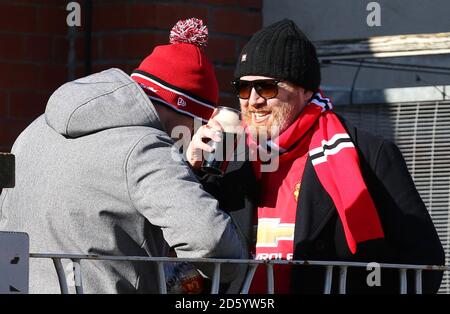 Manchester United tifosi godere di una pinta prima della partita contro Chelsea Foto Stock