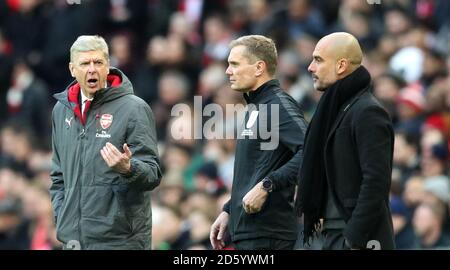 Arsenal manager Arsene Wenger (a sinistra) gesti sulla linea di contatto Foto Stock