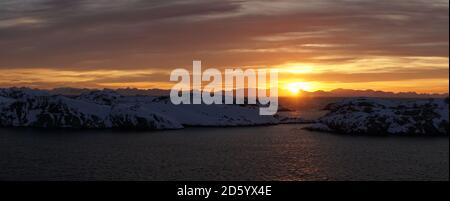 Faro allo stadio di calcio Henningsvaer durante l'alba sulle isole Lofoten in Norvegia. Foto Stock