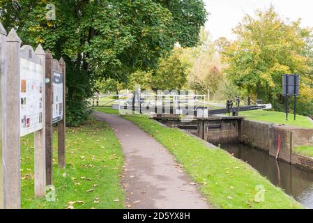 Chiuse sul restaurato canale Droitwich che attraversa Vines Park a Droitwich Spa, Worcestershire, Regno Unito Foto Stock