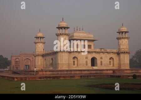 India, Uttar Pradesh, Agra, tomba di I'timad-ud-Daulah o Baby Taj Foto Stock