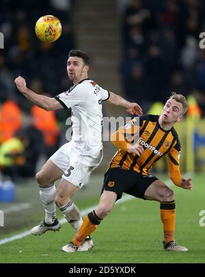 Enda Stevens di Sheffield United (a sinistra) e Jarrod Bowen di Hull City combatti per la palla Foto Stock