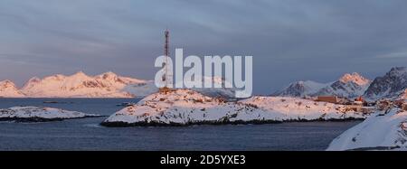 Faro allo stadio di calcio Henningsvaer durante l'alba sulle isole Lofoten in Norvegia. Foto Stock