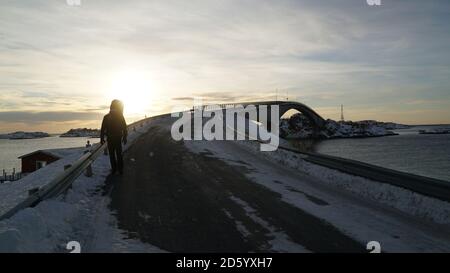 Faro allo stadio di calcio Henningsvaer durante l'alba sulle isole Lofoten in Norvegia. Foto Stock