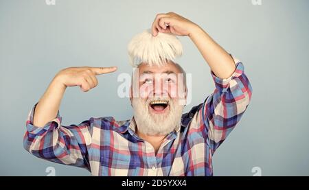 Concetto di assistenza sanitaria. Anziani. Capelli grigi del nonno barbuto. Perdita di capelli. Segnali iniziali calare. Uomo che perde i capelli. Capelli artificiali. Condizione genetica calvizie maschile causata da fattori di varietà. Foto Stock