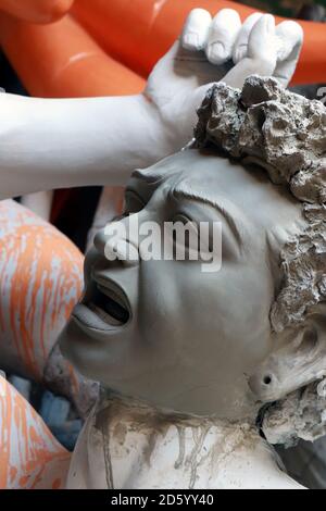 Il ritratto è quello di Mahisasur Idol che è in corso di preparazione a Kumartuli a Kolkata, Bengala Occidentale, India. Mahisasur che era un diavolo. Foto Stock