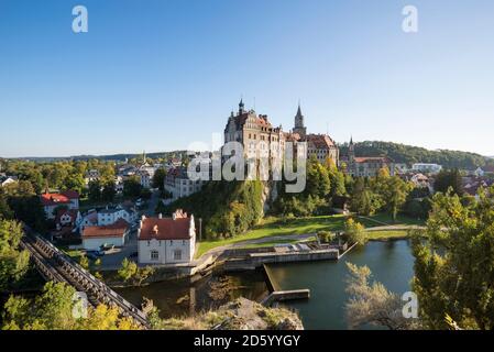 Germania, Baden Wuerttemberg, Sigmaringen, vista di Sigmaringen Castle al fiume Danubio Foto Stock