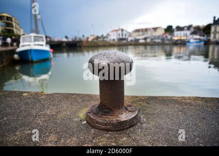 Un vecchio murray arrugginito in una città di mare in Francia. Foto Stock