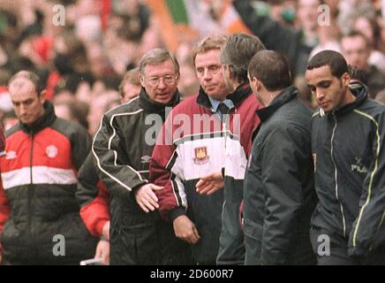 Il manager di West Ham United Harry Redknapp (c) scuote le mani con Il suo omologo Manchester United Sir Alex Ferguson (l) Foto Stock