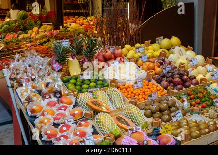 Germania, Augusta, stand di frutta sul mercato Foto Stock