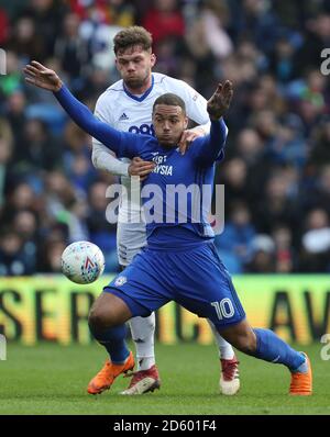 Kenneth Zohore della città di Cardiff e Harlee Dean della città di Birmingham Foto Stock