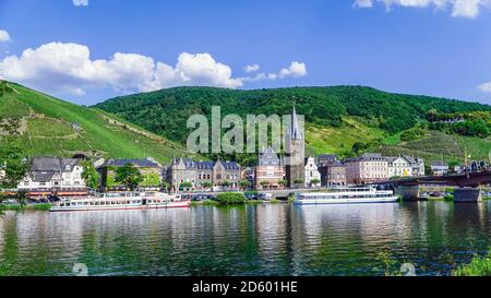 In Germania, in Renania Palatinato, Berkastel-Kues, fiume Moselle e townscape Foto Stock