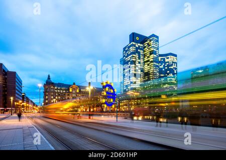 Germania, Francoforte, Willy Brandt Platz, tram, lunga esposizione Foto Stock
