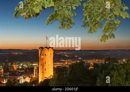 Germania Baden-Wuerttemberg, Ravensburg, della torre del Comune e Mehlsack Blaserturm di notte Foto Stock