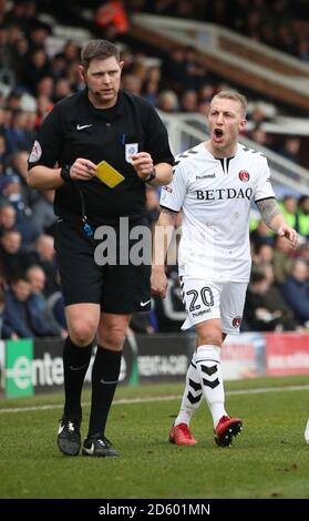 Chris Solly di Charlton Athletic protesta contro il Referee Brett Huxtable durante la partita Sky Bet League One alla London Road Peterborough. Foto Stock