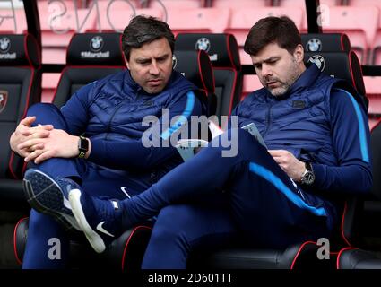 Tottenham Hotspur manager Mauricio Pochettino (a destra) e primo allenatore di squadra Miguel D'Agostino prima della partita Foto Stock