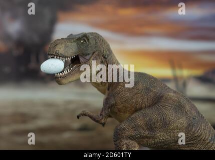 Madre tirannosauro rex con uovo di tirannosauro bambino in bocca con terra giurassica sullo sfondo. Foto Stock