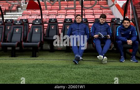 Tottenham Hotspur manager Mauricio Pochettino (al centro), primo allenatore di squadra Miguel D'Agostino (a sinistra) e assistente manager Jesus Perez prima del gioco Foto Stock