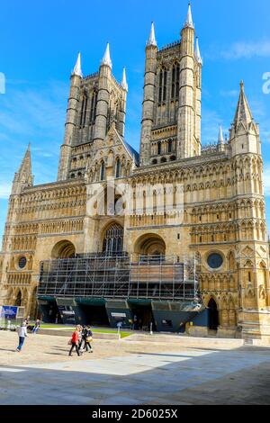 Fronte Ovest della Cattedrale di Lincoln, Città di Lincoln, Lincolnshire, Inghilterra, Regno Unito Foto Stock