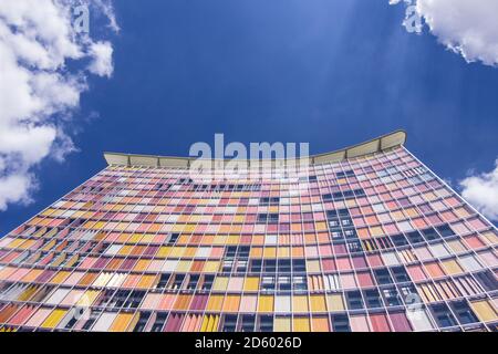 Germania, Berlino, vista dell'edificio degli uffici dal basso Foto Stock