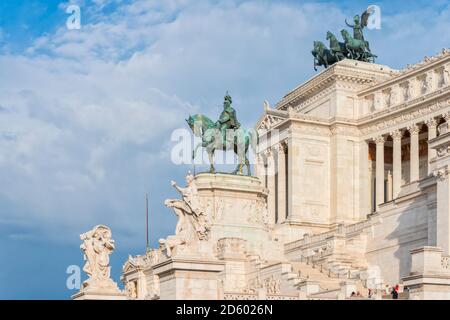 Italia, Roma, Monumento a Vittorio Emanuele II con statua equestre in primo piano Foto Stock