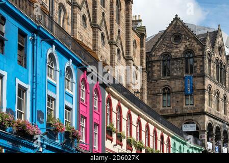 Regno Unito, Scozia, Edimburgo, colorata fila di case in Victoria Street Foto Stock