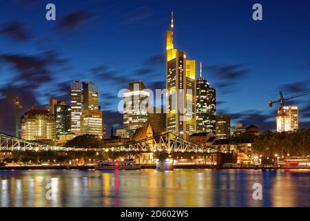 Germania, Hesse, Francoforte, Skyline del quartiere finanziario con Ignatz Bubis Bridge Foto Stock