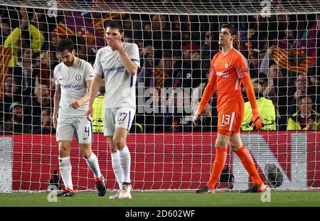 Il portiere del Chelsea Thibaut Courtois (a destra) reagisce dopo l'Ousmane Demebele di Barcellona segna il secondo obiettivo del suo lato del gioco Foto Stock