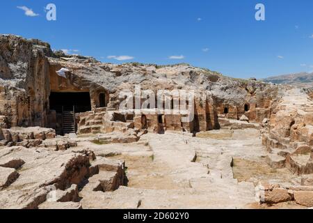 Turchia, Anatolia, Anatolia sudorientale, Provincia di Diyarbak, Sesverenpinar vicino a Ergani, Grotte hilar o Magaralari hilar Foto Stock