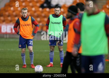 Chris Solly di Charlton Athletic (a sinistra) e Lewis Page durante il riscaldamento prima del gioco Foto Stock