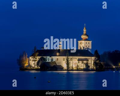 Austria, Salzkammergut, Gmunden, Ort Castello di Traunsee di notte Foto Stock