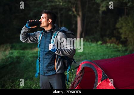 Uomo campeggio in Estonia, acqua potabile Foto Stock