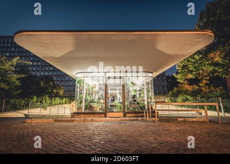 Germania, Amburgo, ex distributore di benzina, fioraio in serata Foto Stock