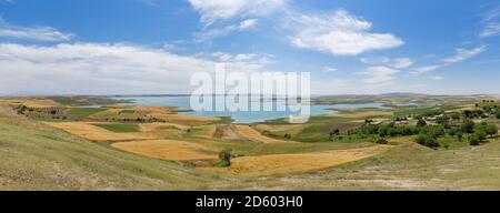 Turchia, Anatolia, Anatolia Sud-Est, Provincia di Adiyaman, Akpinar, Vista alla diga del lago artificiale Atatuerk Foto Stock