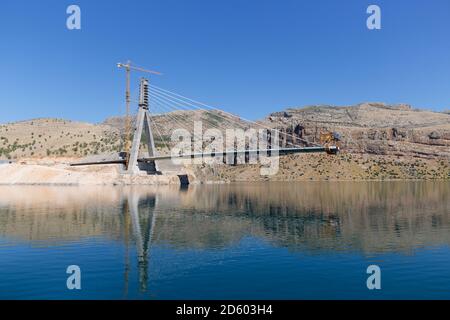 Turchia, Anatolia, Anatolia Sud-Est, Provincia di Adiyaman, lago artificiale Atatuerk, costruzione di ponti Foto Stock