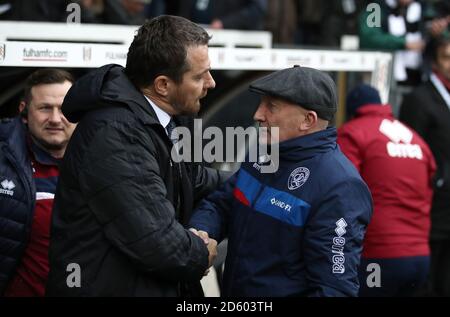 Il manager di Fulham Slavisa Jokanovic, (a sinistra) scuote le mani con il manager dei Queens Park Rangers Ian Holloway, (a destra) prima dell'inizio della partita Foto Stock