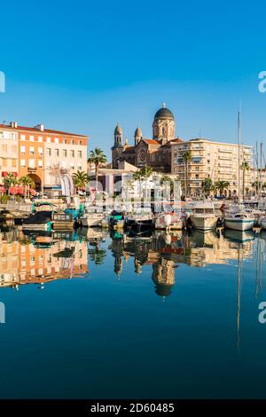 Francia, Provenza-Alpi-Costa Azzurra, Saint-Raphael, porto, Chiesa di San Rafeu Foto Stock