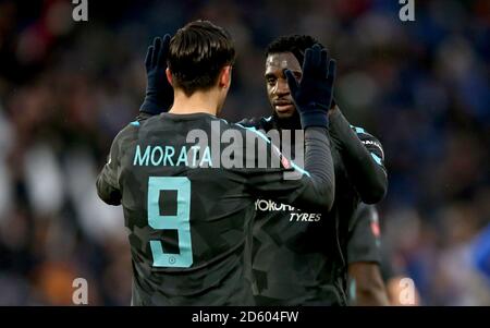 Alvaro Morata di Chelsea (a sinistra) celebra il primo gol del suo fianco Del gioco con il compagno di squadra Chelsea's Tiemoue Bakayoko (a destra) Foto Stock