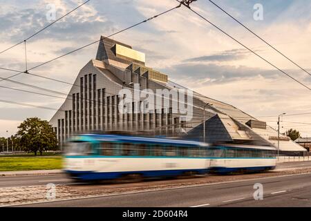 Lettonia, riga, tram di fronte alla biblioteca nazionale Foto Stock