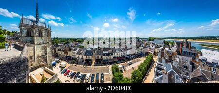 Francia, Amboise, vista sulla Cappella di San Hubertus e la città vecchia dall'alto Foto Stock