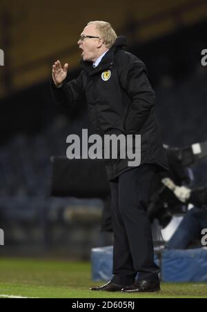 Il direttore scozzese Alex McLeish durante la partita internazionale di amicizia a Hampden Park, Glasgow. RESTRIZIONI: L'uso è soggetto a limitazioni. Solo per uso editoriale. Uso commerciale solo previo consenso scritto della fa scozzese. Foto Stock