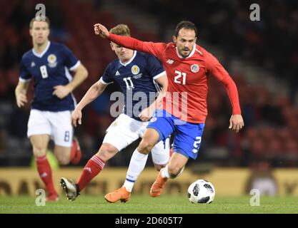 Maecos Urena del Costa Rica con Matt Ritchie della Scozia alle spalle durante la partita internazionale amichevole a Hampden Park, Glasgow. RESTRIZIONI: L'uso è soggetto a limitazioni. Solo per uso editoriale. Uso commerciale solo previo consenso scritto della fa scozzese. Foto Stock